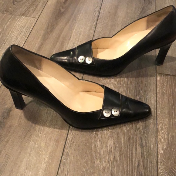 Pointed heels with button accent - Picture 2 of 5